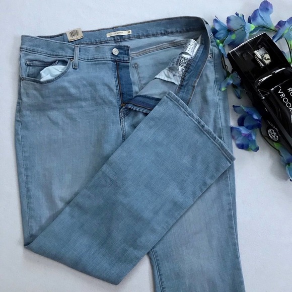 Levi's NWOT Light Wash Classic Bootcut Jeans Women 18/34 - Picture 4 of 10